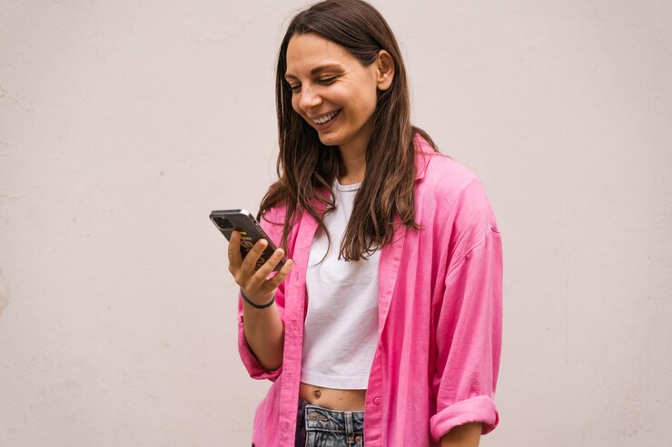 Foto retrato de uma jovem de pé contra a parede