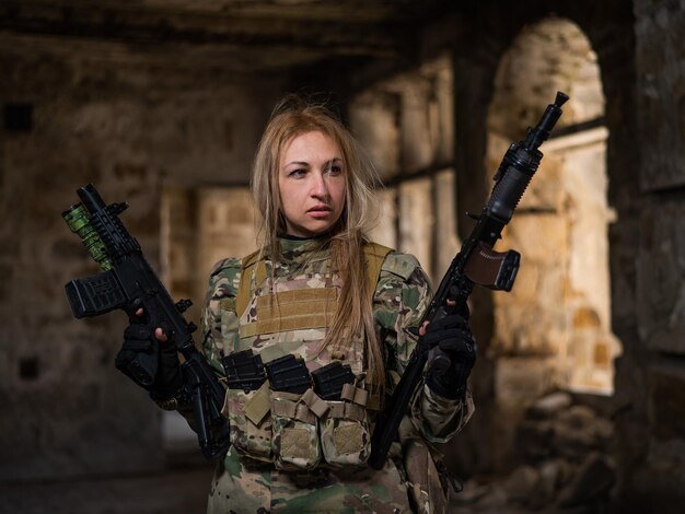 Foto retrato de uma jovem de pé contra a parede