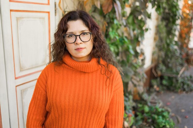 Foto retrato de uma jovem de pé contra plantas