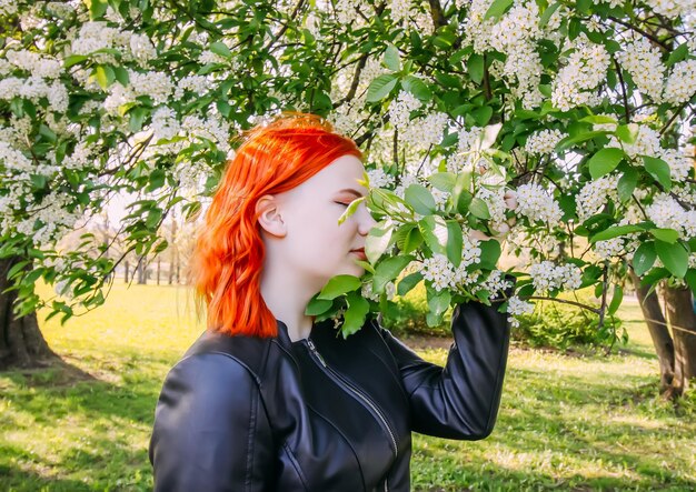 Retrato de uma jovem de pé contra plantas