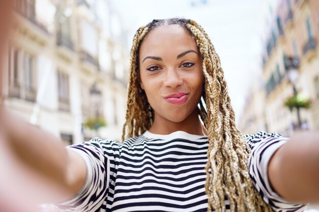 Foto retrato de uma jovem de pé contra um edifício