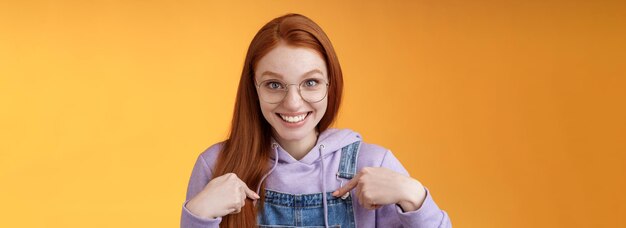 Foto retrato de uma jovem de pé contra um fundo amarelo