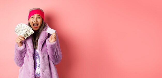 Foto retrato de uma jovem de pé contra um fundo amarelo