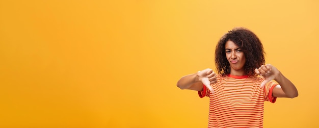 Foto retrato de uma jovem de pé contra um fundo amarelo