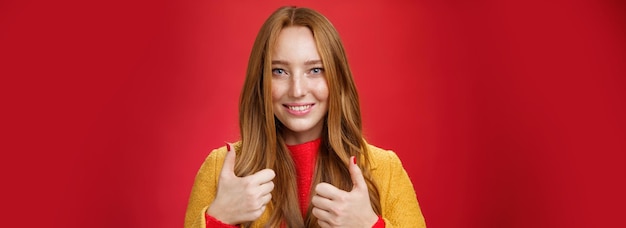 Foto retrato de uma jovem de pé contra um fundo amarelo