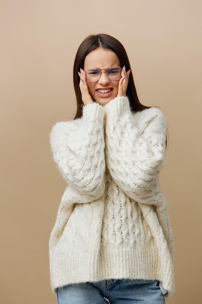 Foto retrato de uma jovem de pé contra um fundo azul