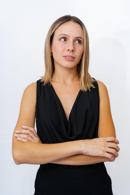 Foto retrato de uma jovem de pé contra um fundo branco