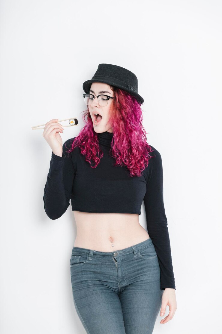 Foto retrato de uma jovem de pé contra um fundo branco