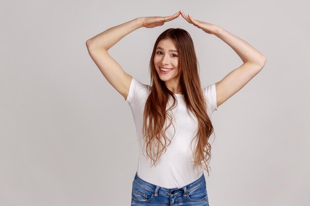 Foto retrato de uma jovem de pé contra um fundo branco