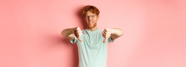 Retrato de uma jovem de pé contra um fundo rosa