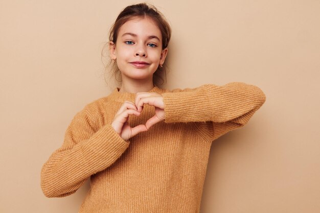 Foto retrato de uma jovem de pé contra um fundo rosa