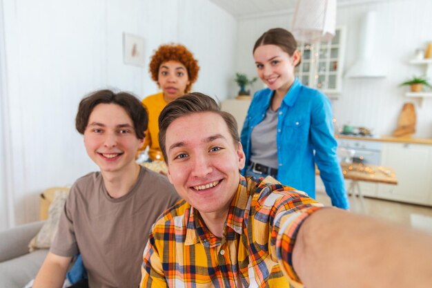 Foto retrato de uma jovem de pé em casa