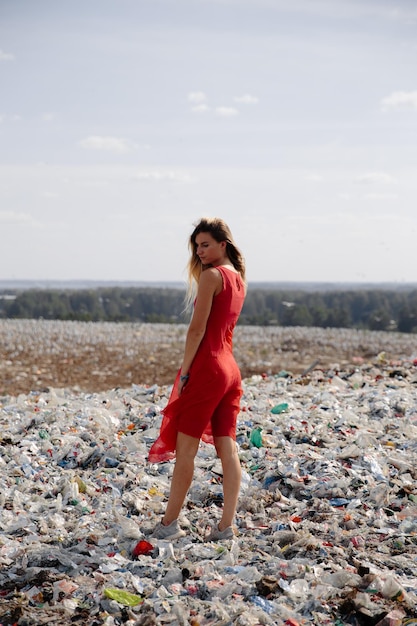 Foto retrato de uma jovem de pé em terra contra o céu