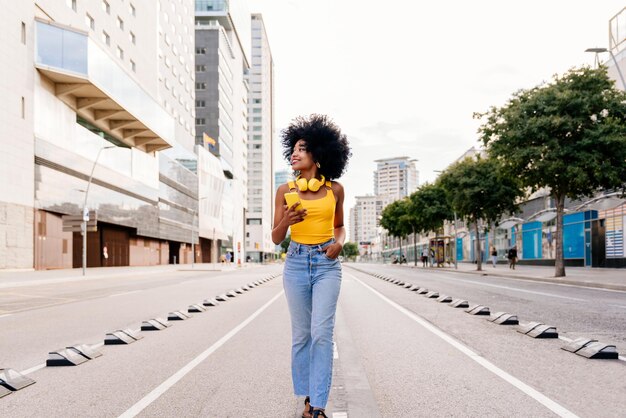 Foto retrato de uma jovem de pé na cidade