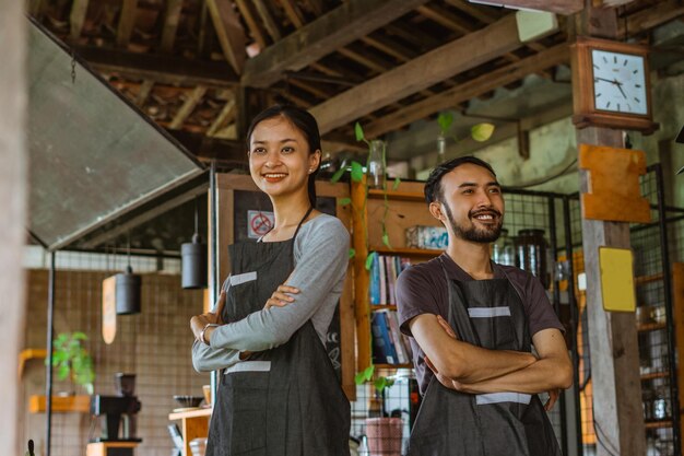 Foto retrato de uma jovem de pé na cidade