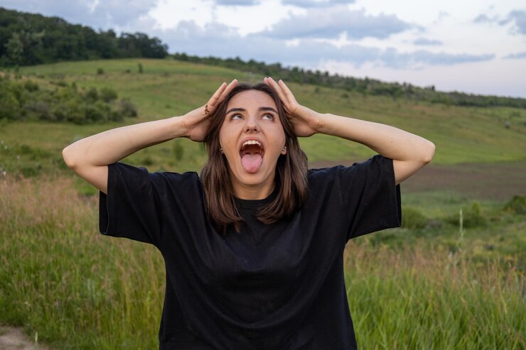 Foto retrato de uma jovem de pé no campo contra o céu