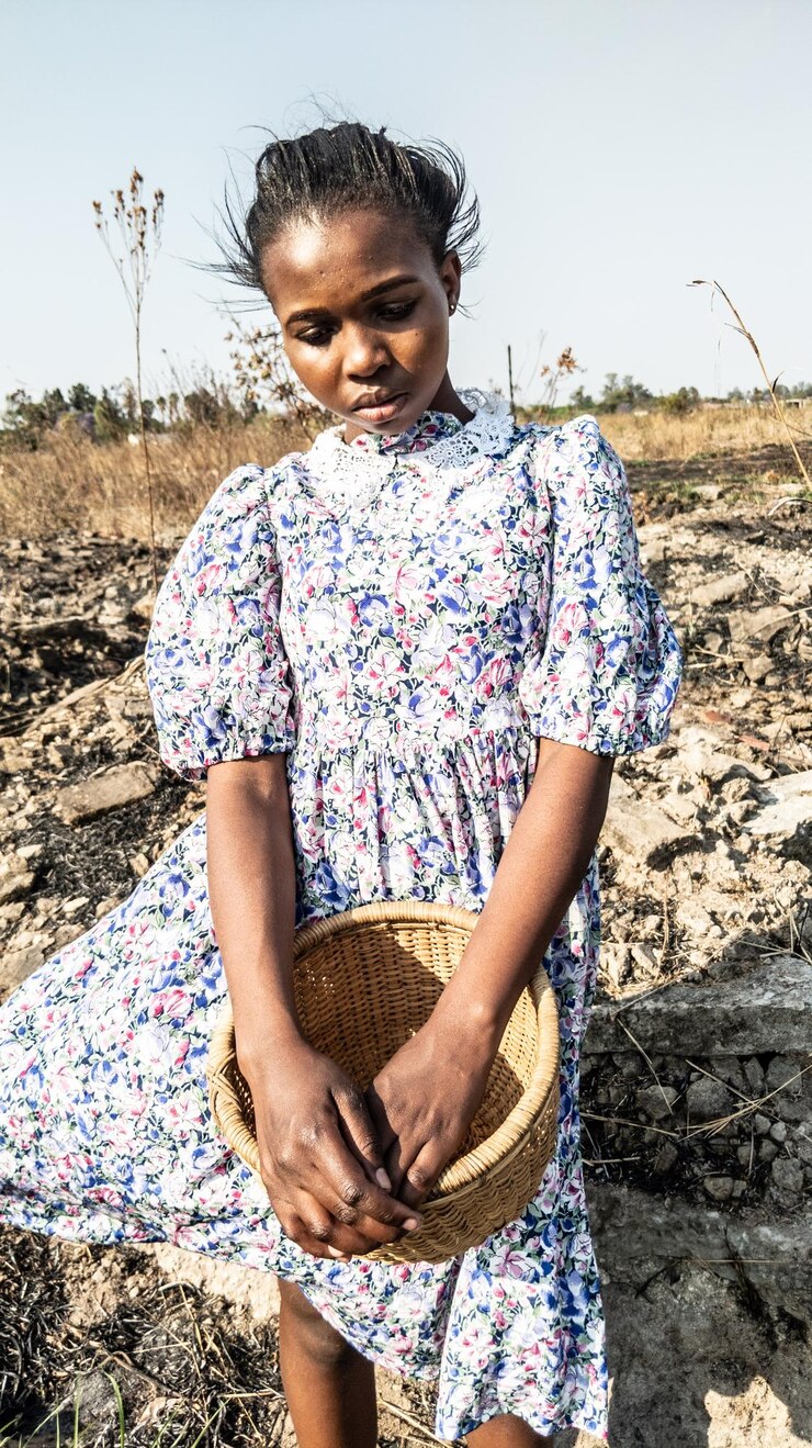 Foto retrato de uma jovem de pé no campo