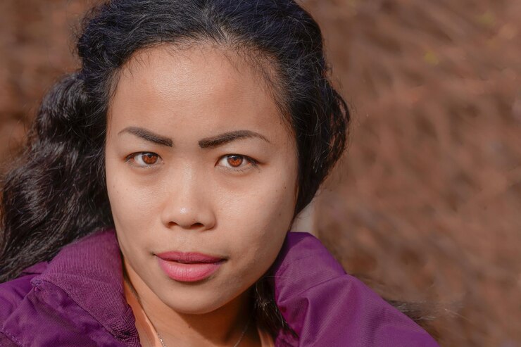 Foto retrato de uma jovem de pé no campo
