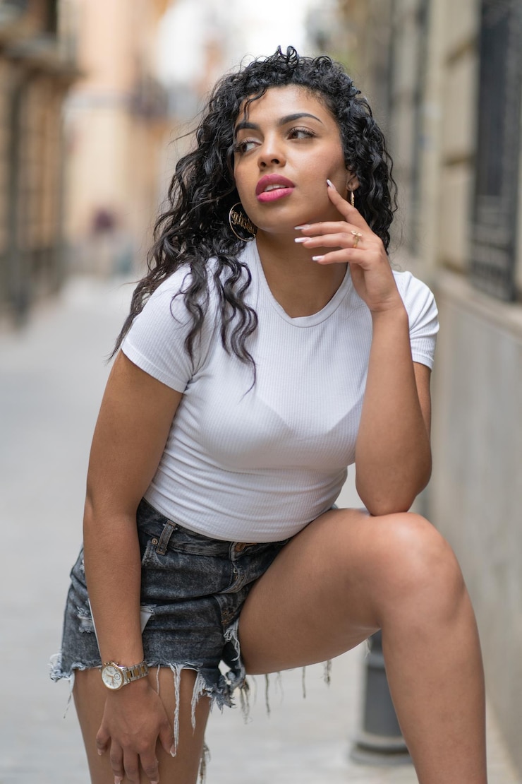Foto retrato de uma jovem de pé no parque