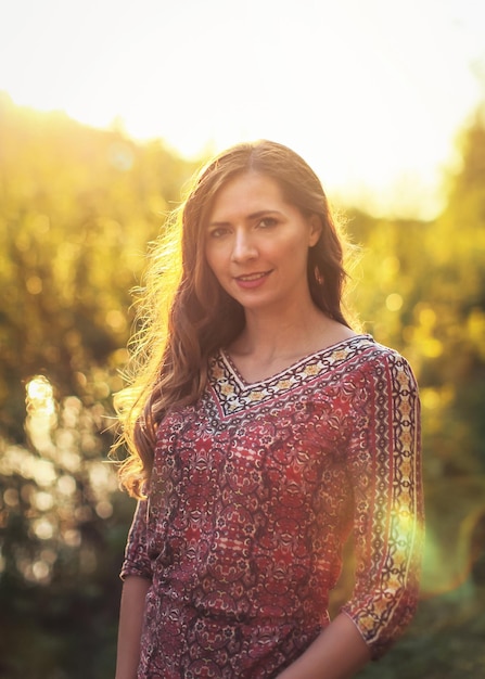 Retrato de uma jovem de vestido casual de verão, forte luz de fundo do sol com bom boque