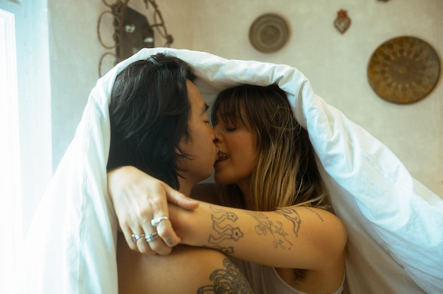 Retrato de uma jovem deitada na cama em casa