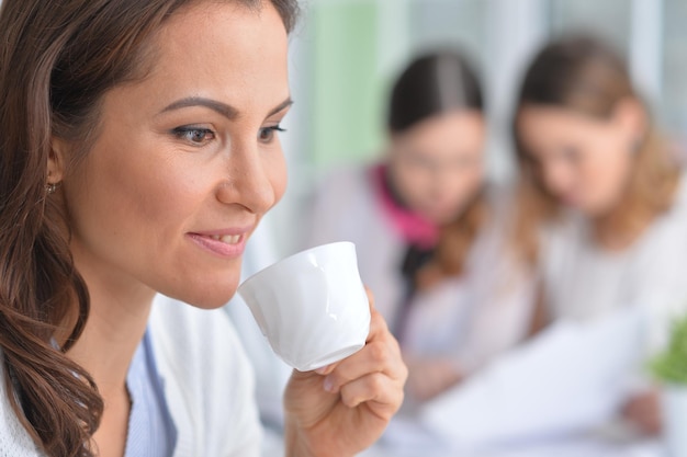 Retrato de uma jovem durante a pausa para o café