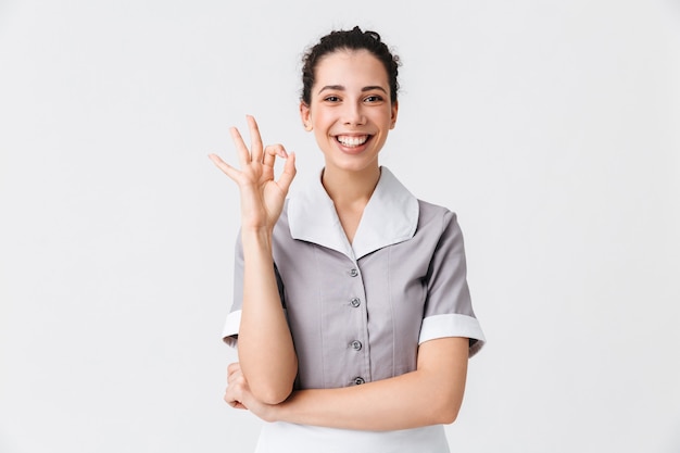 Retrato de uma jovem e alegre empregada doméstica