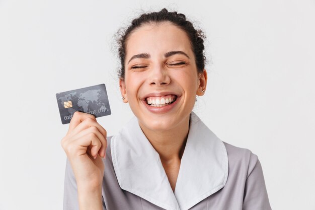 Foto retrato de uma jovem e alegre empregada doméstica