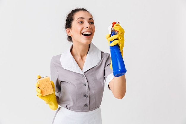 Retrato de uma jovem e alegre empregada doméstica