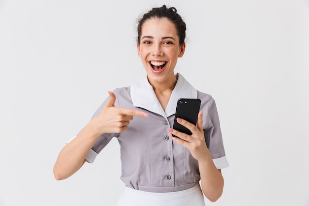 Retrato de uma jovem e alegre empregada doméstica