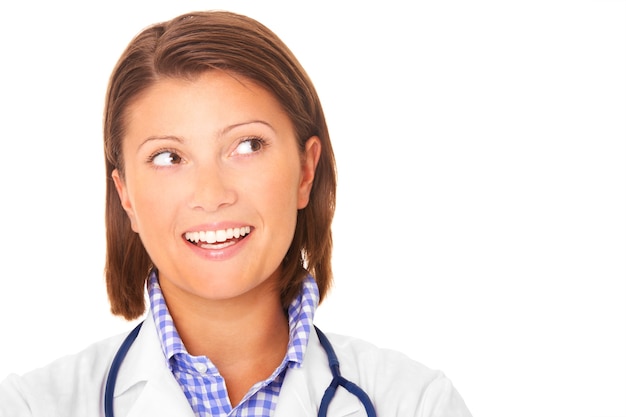 Foto retrato de uma jovem e bela médica com estetoscópio sorrindo sobre fundo branco