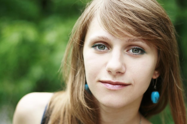 Retrato de uma jovem e bela mulher ucraniana com cabelos loiros e olhos azuis sentados na rua