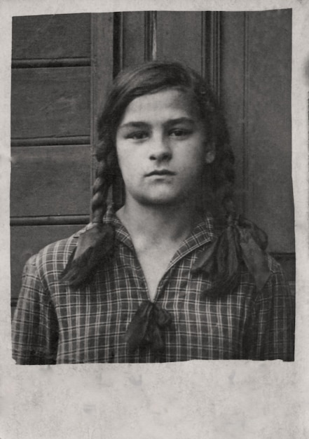 Retrato de uma jovem e bonita garota com caudas Foto vintage circa 1925 URSS Rostov