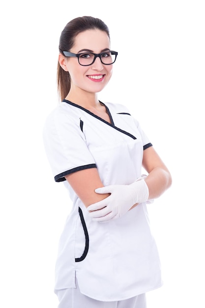 Retrato de uma jovem e bonita médica isolada em branco