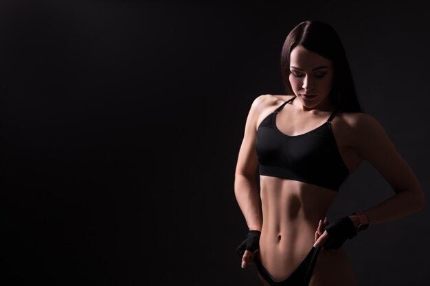 Mulher fitness em desgaste esportivo com corpo de fitness perfeito —  Fotografias de Stock © dan.grytsku.gmail.com #118360062