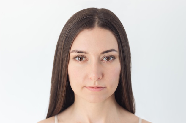 Foto retrato de uma jovem e bonita mulher morena caucasiana antes e depois de usar gel de estilo de sobrancelha