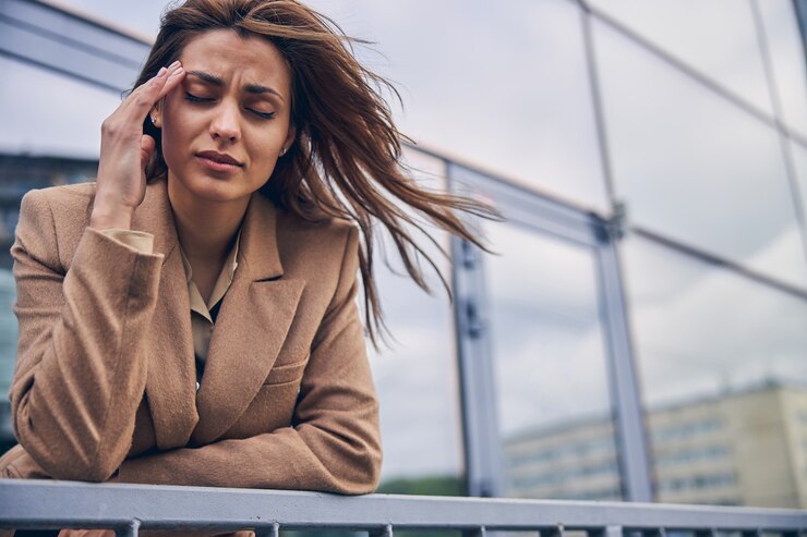 Retrato de uma jovem e triste mulher caucasiana com os olhos fechados, apoiada no corrimão
