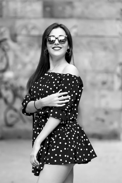 Retrato de uma jovem elegante elegante com cabelo comprido, posando na rua