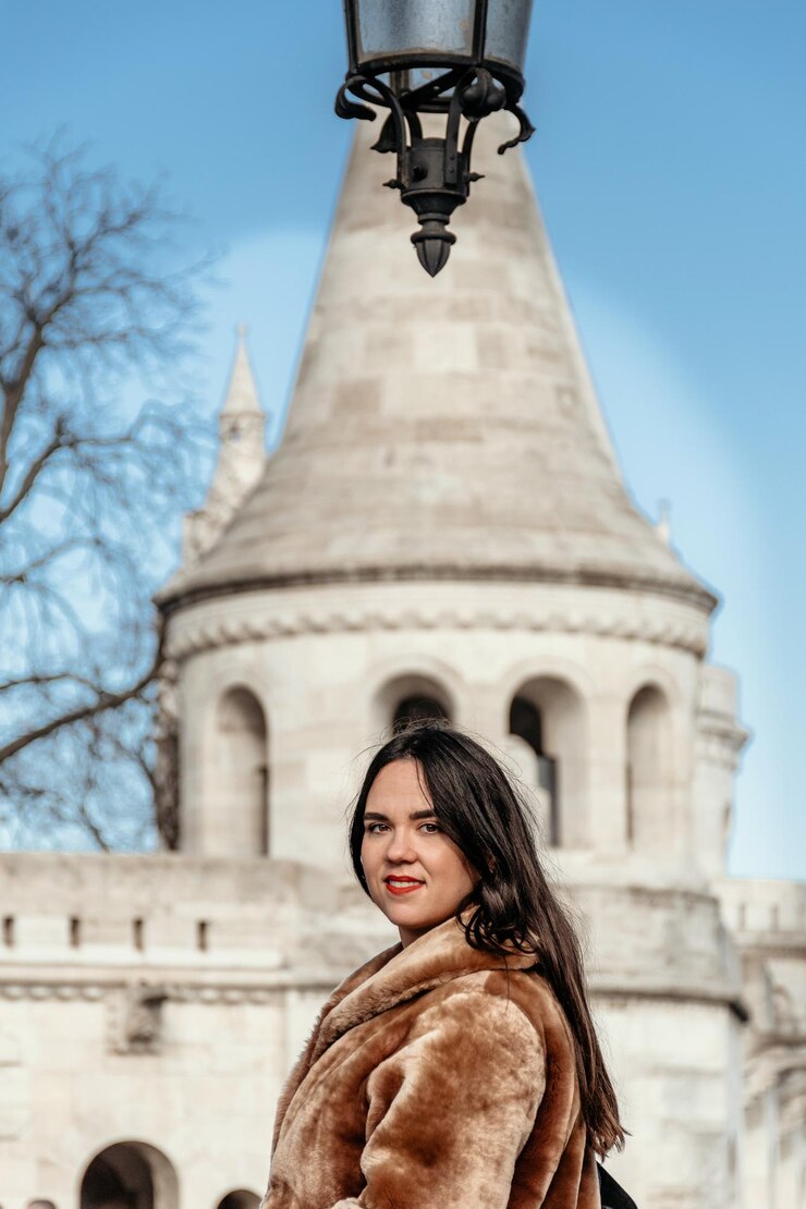 Foto retrato de uma jovem elegante no bastião dos pescadores em budapeste, hungria