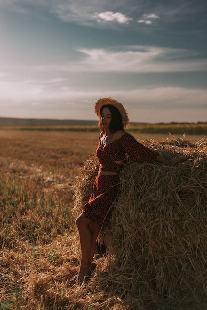 Retrato de uma jovem em campo de verão