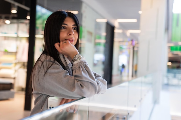 Retrato de uma jovem em um shopping