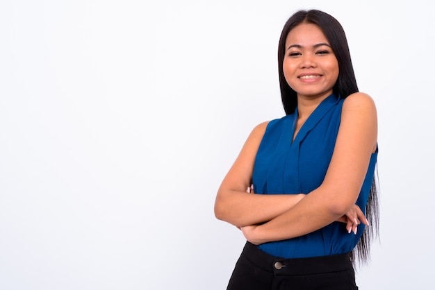 Retrato de uma jovem empresária asiática feliz sorrindo com os braços cruzados