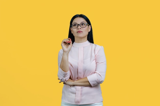 Retrato de uma jovem empresária asiática pensativa