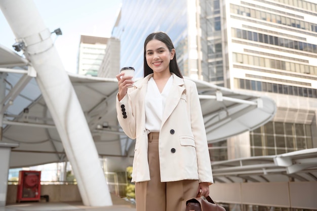 Retrato de uma jovem empresária bonita na cidade moderna