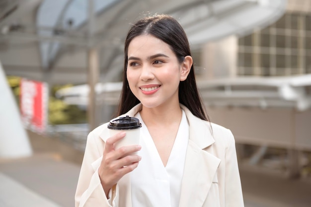 Retrato de uma jovem empresária bonita na cidade moderna