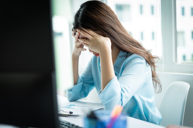 Retrato de uma jovem empresária cansada de trabalhar