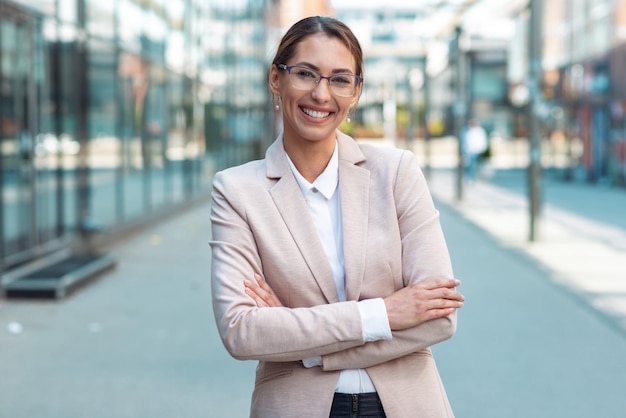 Retrato de uma jovem empresária em pé ao ar livre