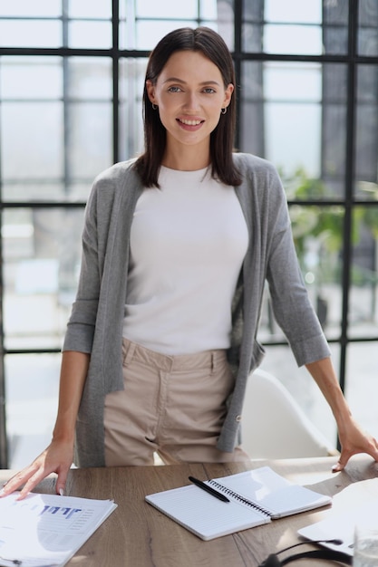 Retrato de uma jovem empresária em um escritório