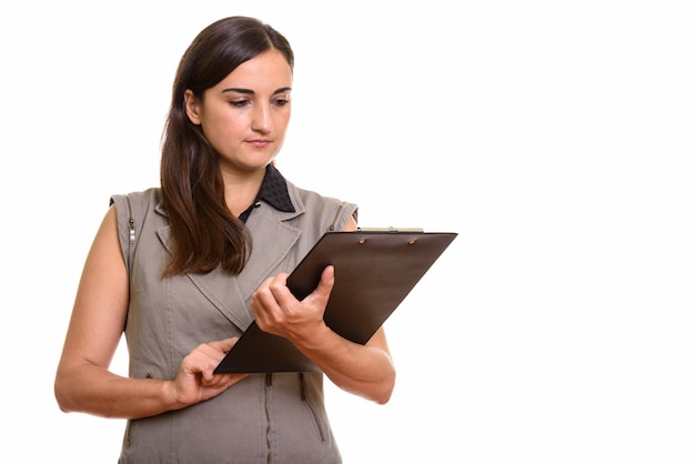 Retrato de uma jovem empresária linda segurando uma prancheta