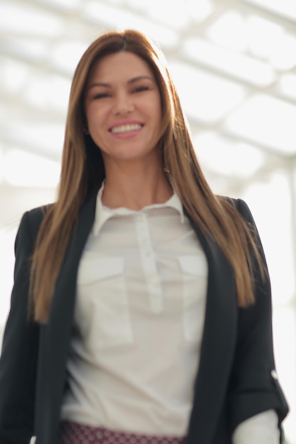 Foto retrato de uma jovem empresária moderna em um fundo claro